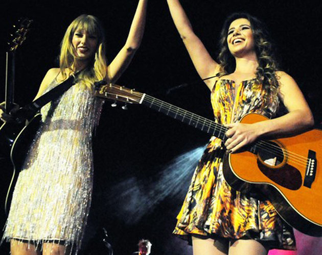 Taylor Swift canta 'Long Live' con Paula Fernandes en Rio de Janeiro Taylor Swift canta 'Long Live' con Paula Fernandes en Rio de Janeiro