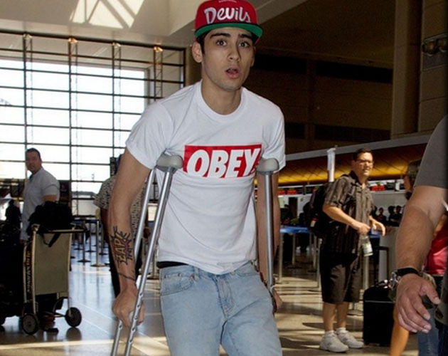 ¡Zayn Malik está con muletas! ¡Zayn Malik está con muletas!