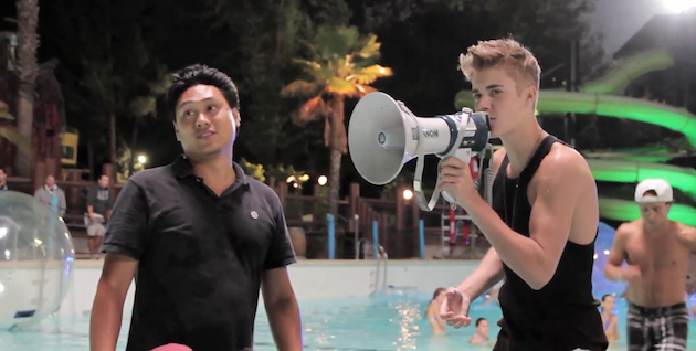 Justin Bieber en su faceta de director en el making of de Beauty and a Beat Justin Bieber en su faceta de director en el making of de Beauty and a Beat