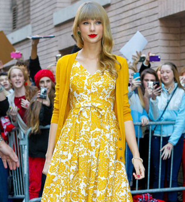 Taylor Swift guapísima promocionando Red, su nuevo éxito