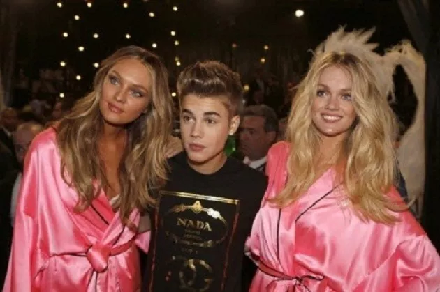 justin bieber excitado con modelos