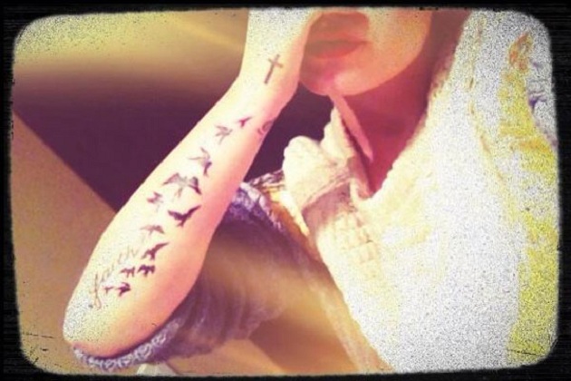 Demi Lovato tiene un nuevo tattoo parecido al de Harry Styles Demi Lovato tiene un nuevo tattoo parecido al de Harry Styles