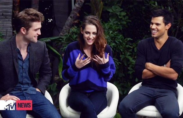 Kristen Stewart sonriendo en una entrevista para la MTV Kristen Stewart sonriendo en una entrevista para la MTV