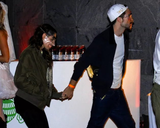 Robert Pattinson y Kristen Stewart de la mano en Halloween