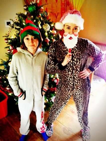 Miley Cyrus nos felicita la Navidad con "Jolene" y su hermana Noah