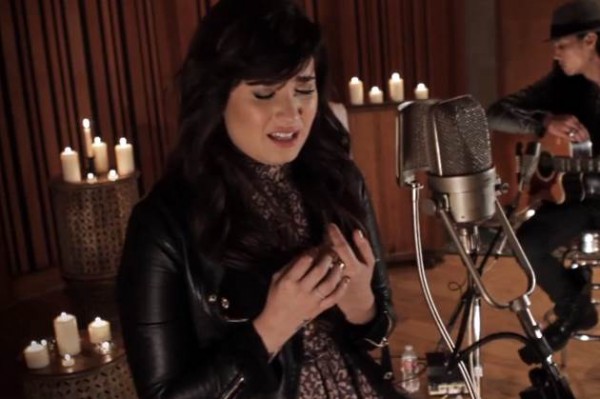 Demi Lovato canta "Angels Among Us" a las víctimas de Newtown