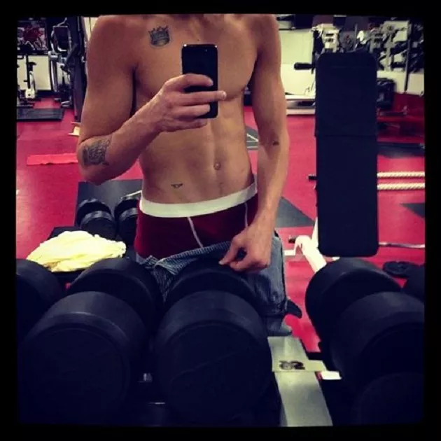 justin bieber abdominales y paquete