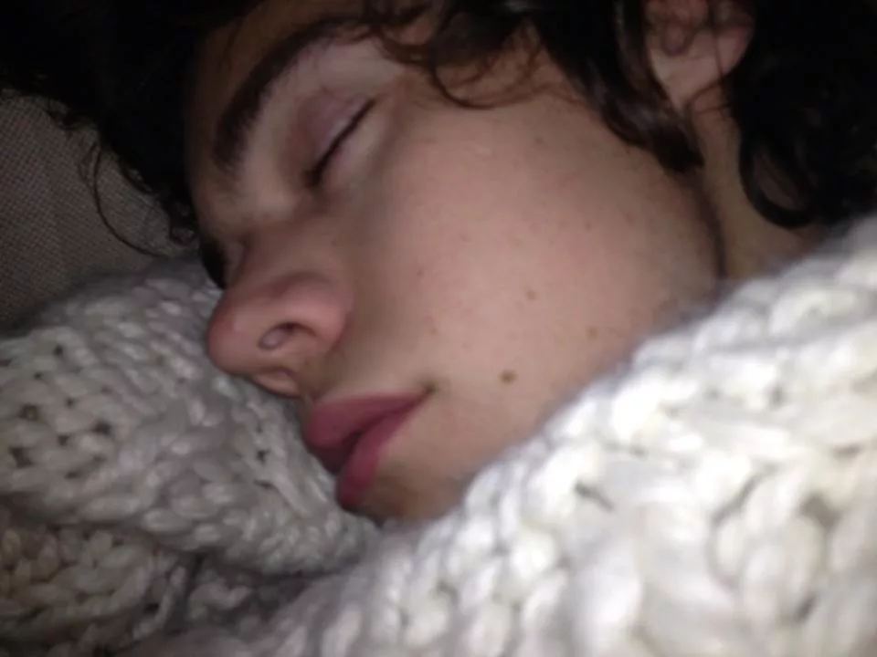 One Direction Harry Styles dormido, Nial Horan enseña un pezón