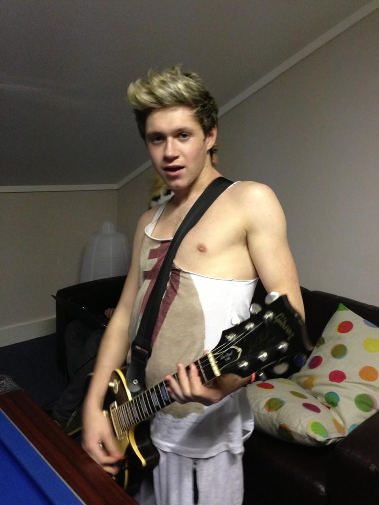 One Direction: Harry Styles dormido, Niall Horan enseña un pezón One Direction: Harry Styles dormido, Niall Horan enseña un pezón