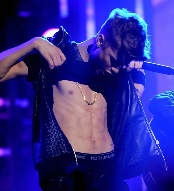 Justin Bieber sin camiseta en Dick Clark's New Year's Rockin' Eve with Ryan Seacrest 2013