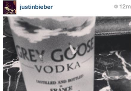 Justin Bieber celebra 2013 con vodka