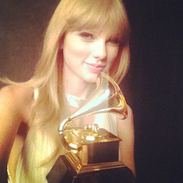 Taylor Swift: Grammy por "Safe & Sound" Taylor Swift: Grammy por "Safe & Sound"