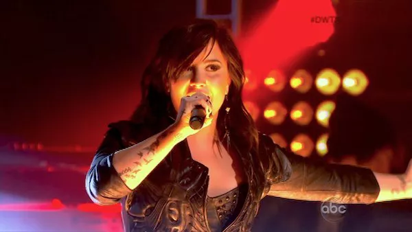 Demi Lovato presenta "Heart Attack" en Dancing with the Stars