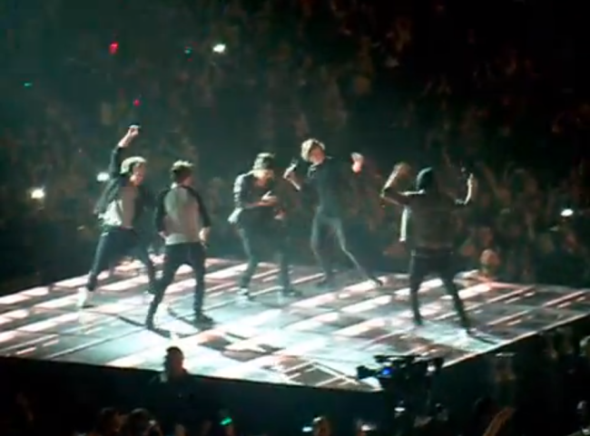 One Direction hacen el Harlem Shake en un concierto One Direction hacen el Harlem Shake en un concierto