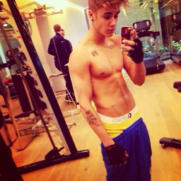 Justin Bieber sin camiseta en el gimnasio