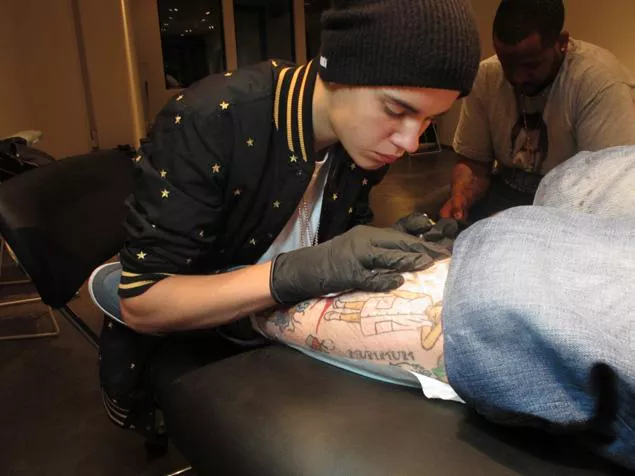 Justin Bieber denunciado por tatuar ilegalmente a un amigo