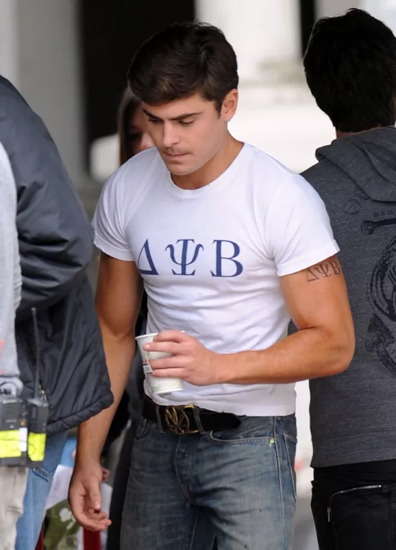 La camiseta ajustada de Zac Efron nos vuelve loc@s