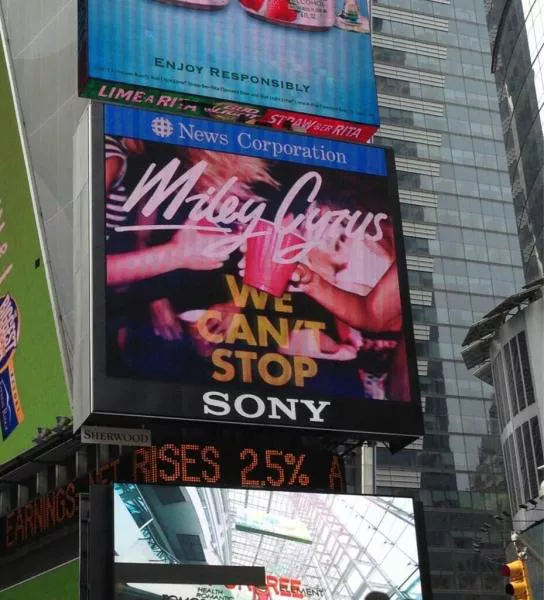 Miley Cyrus estrena la portada de "We Can't Stop"