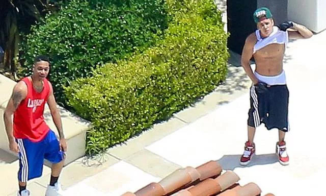 Justin Bieber se toca el paquete y enseña abdominales para echar a un paparazzi