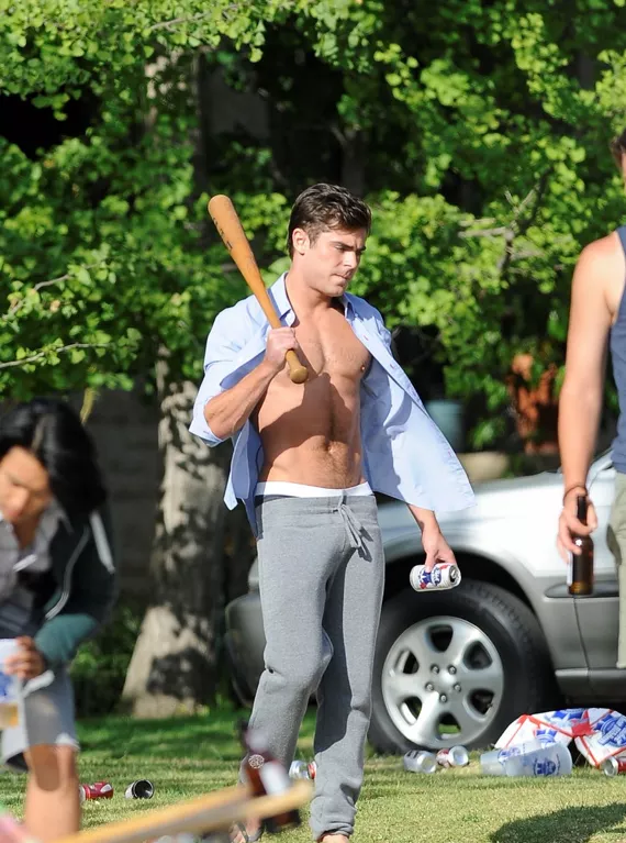 Zac Efron pillado sin camiseta en el rodaje de "Townies"