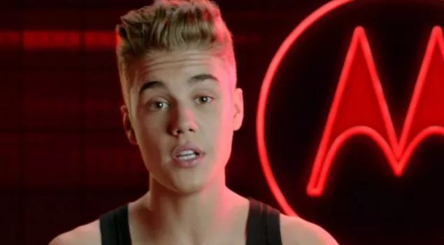 DJ Justin Bieber anuncia los nuevos teléfonos Motorola