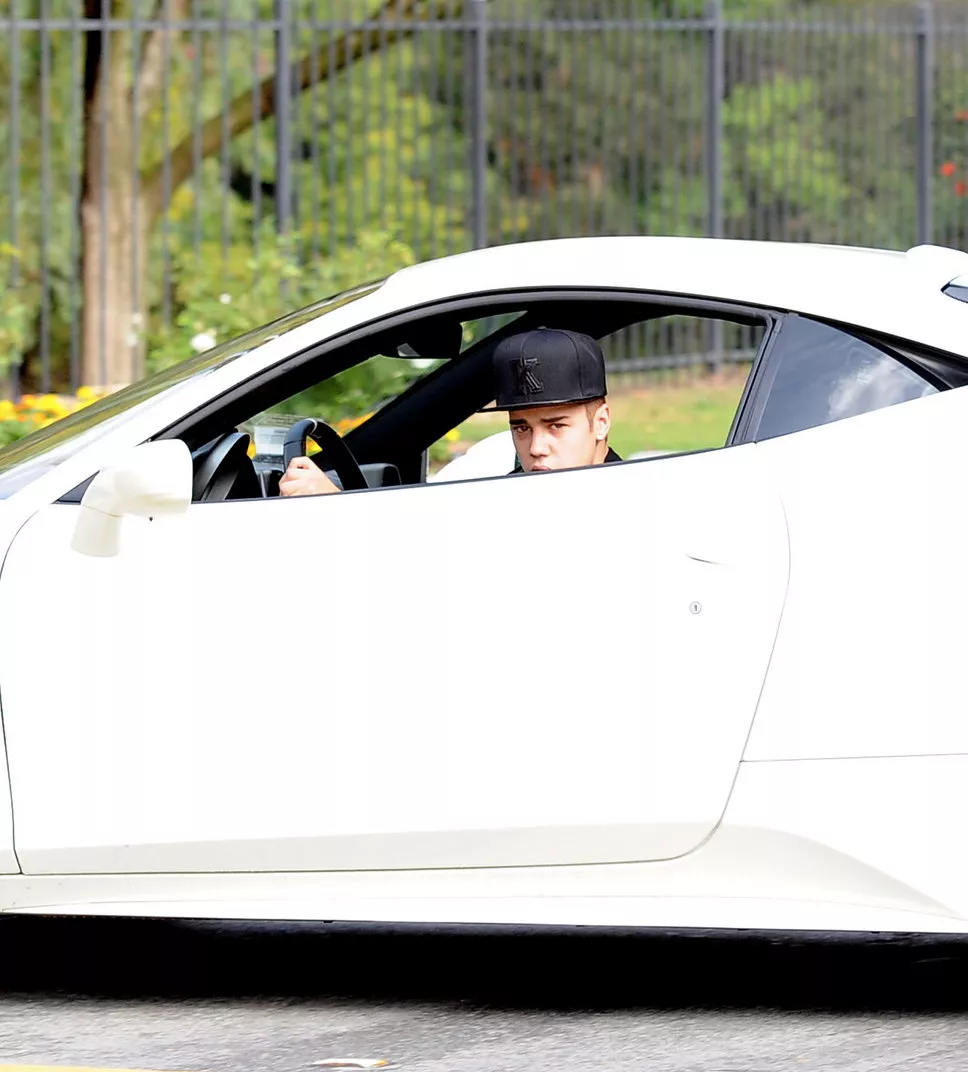Justin Bieber (casi) detenido por conducción temeraria
