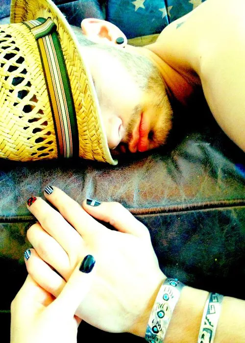 Perrie Edwards (Little Mix) le ha pintado las uñas a Zayn Malik mientras dormía
