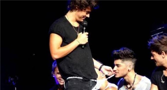 Zayn Malik muerde el tanga de Harry Styles Zayn Malik muerde el tanga de Harry Styles