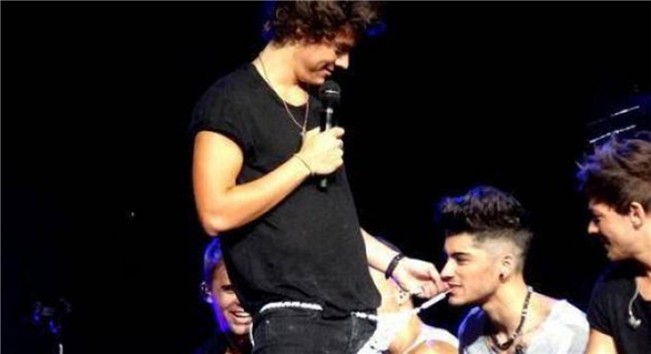 Zayn Malik muerde el tanga de Harry Styles