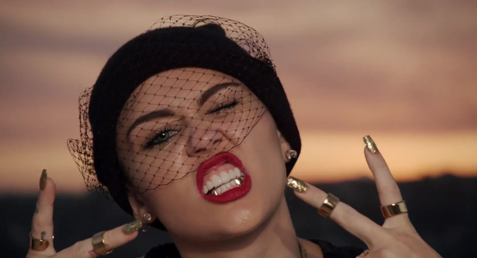 Miley Cyrus estrena videoclip de "We Can't Stop": sexo, osos, salchichas y mucho twerking