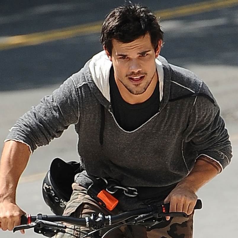 Taylor Lautner muy sexy en bicicleta durante el rodaje de "Tracers"