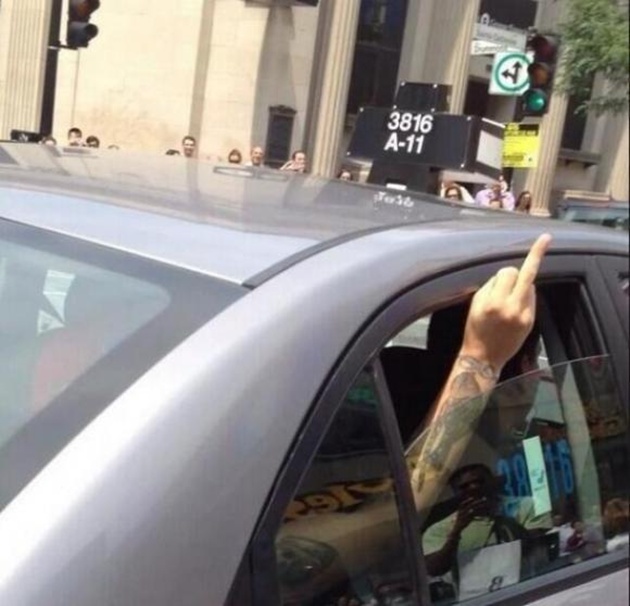 Louis Tomlinson tiene un pequeño altercado con las fans Louis Tomlinson tiene un pequeño altercado con las fans