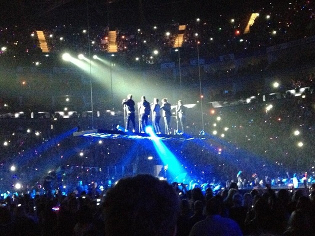 Un fan agrede a One Direction durante un concierto Un fan agrede a One Direction durante un concierto