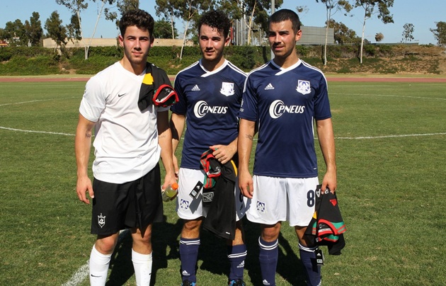 Los Jonas Brothers juegan un partido de football con fines benéficos Los Jonas Brothers juegan un partido de football con fines benéficos