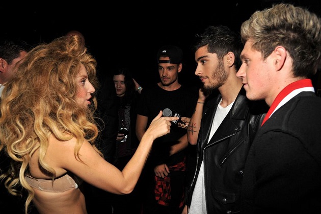 Lady Gaga defiende a One Direction en Los VMA: "No dejéis que os humillen"