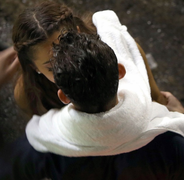 Ariana Grande y Nathan Sykes pillados besándose en el rodaje de un nuevo vídeo Ariana Grande y Nathan Sykes pillados besándose en el rodaje de un nuevo vídeo