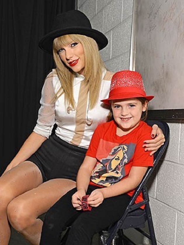 Taylor Swift se reúne con un fan atropellado afuera de un concierto Taylor Swift se reúne con un fan atropellado afuera de un concierto
