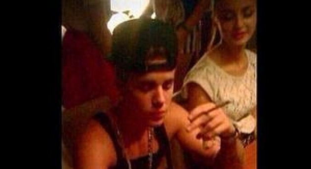 Justin Bieber es llevado a hombros por sus guardaespaldas al subir el último tramo de la Muralla China Justin Bieber es llevado a hombros por sus guardaespaldas al subir el último tramo de la Muralla China
