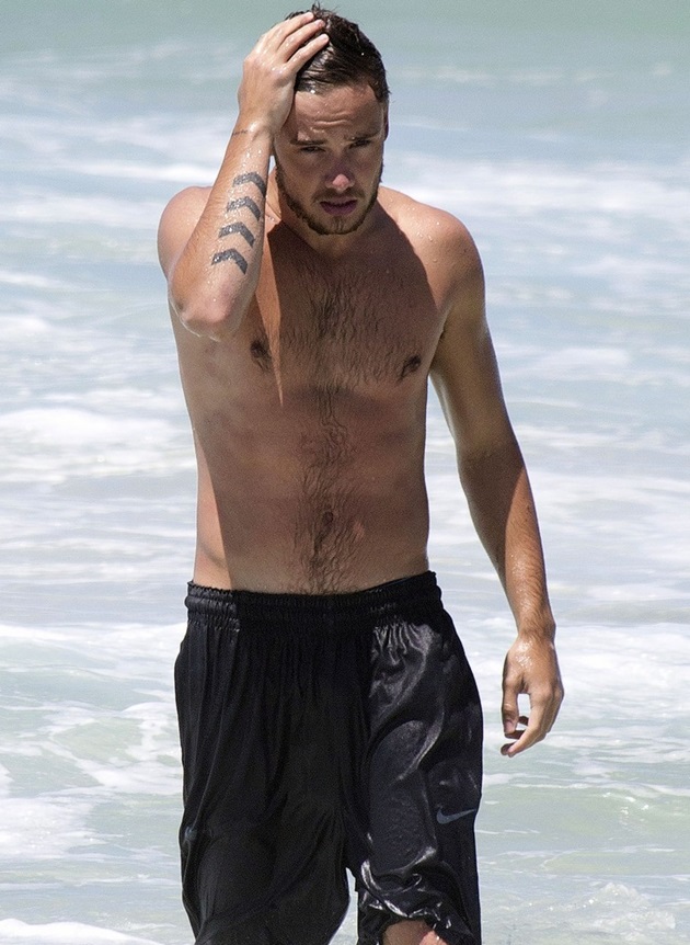 ¡Liam Payne surfeando sin camiseta!