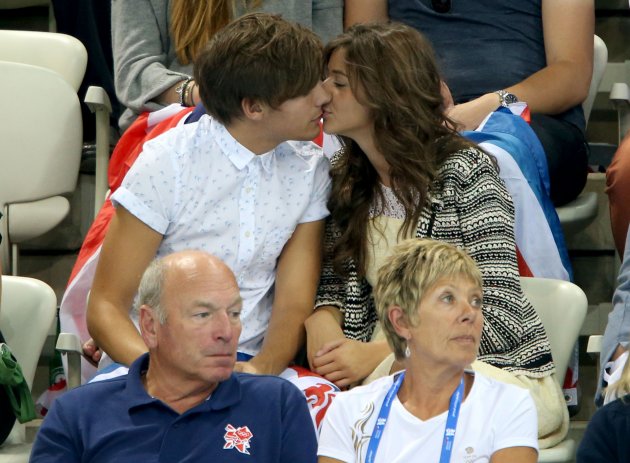 Louis Tomlinson es defendido por su novia de la críticas de Nick Grimshaw Louis Tomlinson es defendido por su novia de la críticas de Nick Grimshaw
