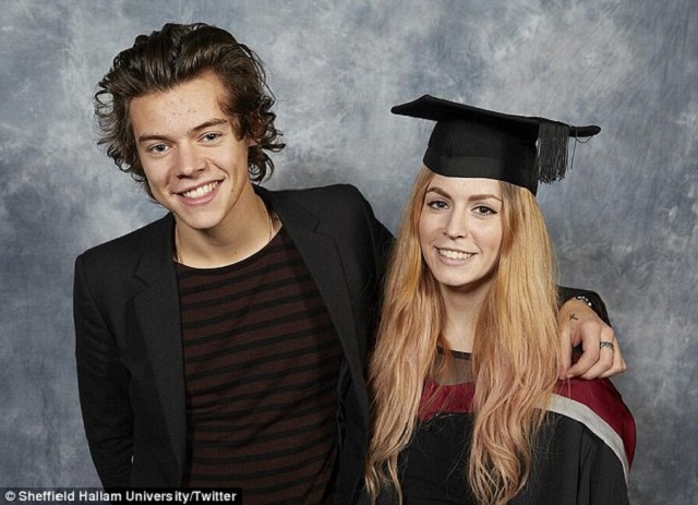 La hermana de Harry Styles se gradúa La hermana de Harry Styles se gradúa