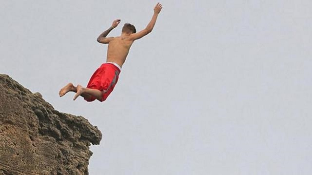 Justin Bieber se tira al mar desde las alturas Justin Bieber se tira al mar desde las alturas