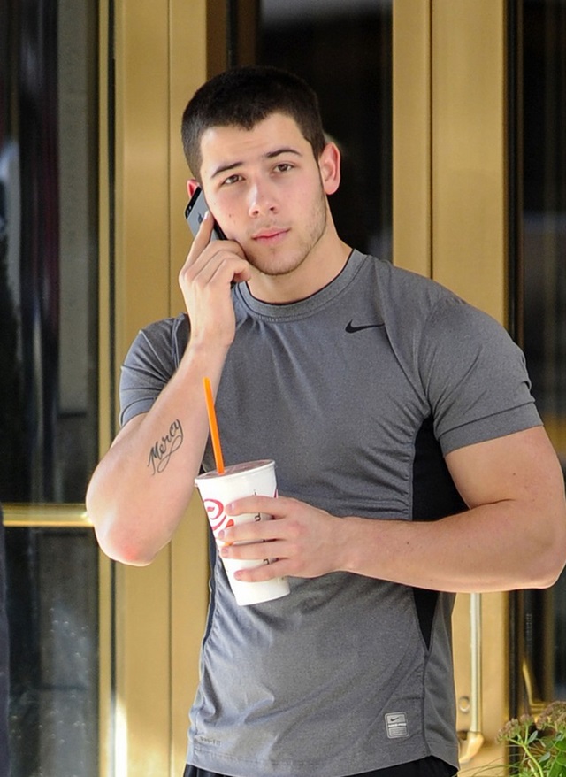 Nick Jonas luce músculos Nick Jonas luce músculos