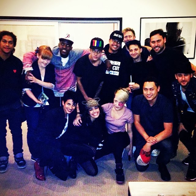 Justin Bieber y su equipo realizan un vídeo musical juntos Justin Bieber y su equipo realizan un vídeo musical juntos