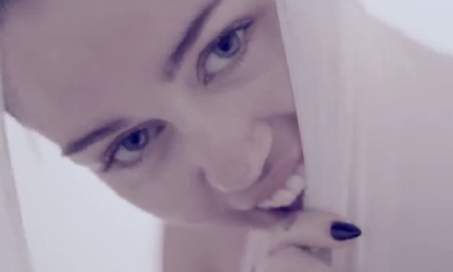 'Adore You', Miley Cyrus masturbándose en su nuevo videoclip
