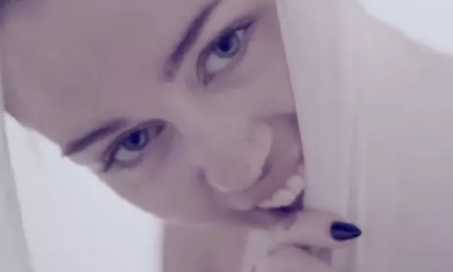 miley cyrus masturbándose