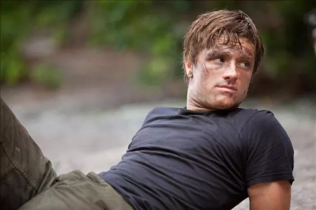 Josh Hutcherson recibe el saludo 'Sinsajo'