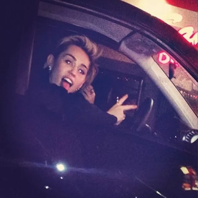 miley cyrus carreras de coches