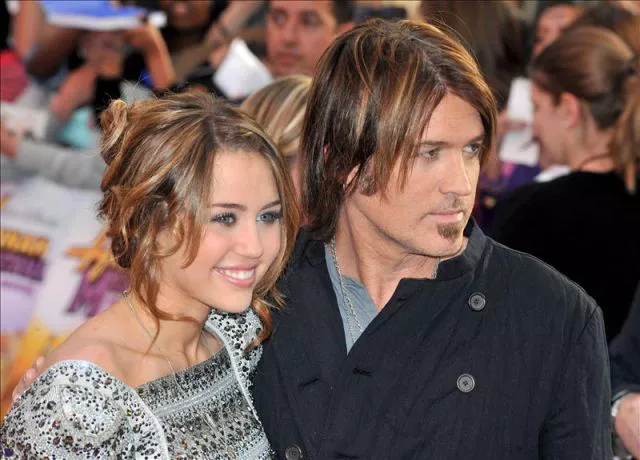 Padre de Miley Cyrus imita a su hija y se pasa al 'twerking'