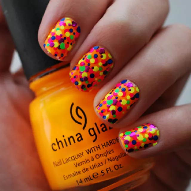 Pinta tus uñas con un diseño multicolor